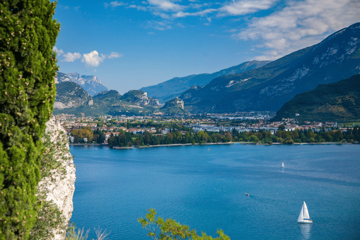 Lago di Garda: Paesaggio Incantevole e Norme Paesaggistiche per gli Impianti Fotovoltaici